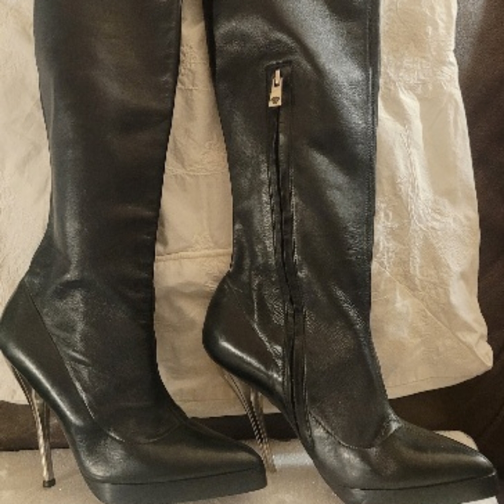 Versace black leather boots. Size 37 (7) - Picture 8 of 10